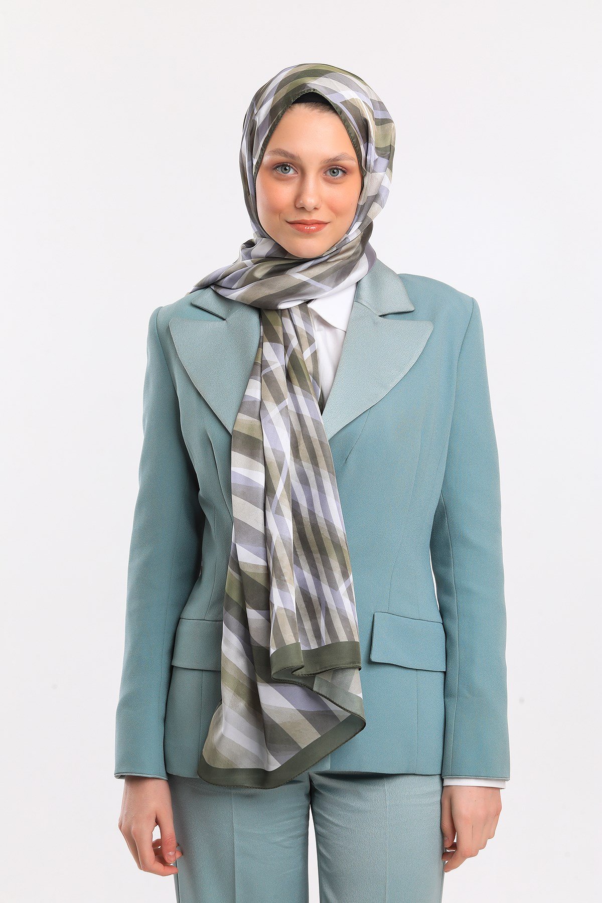 DORA SATEN SERİ ŞALGeometrik Desen Dora Saten Seri Şal Askısı İle Birlikte 75x200