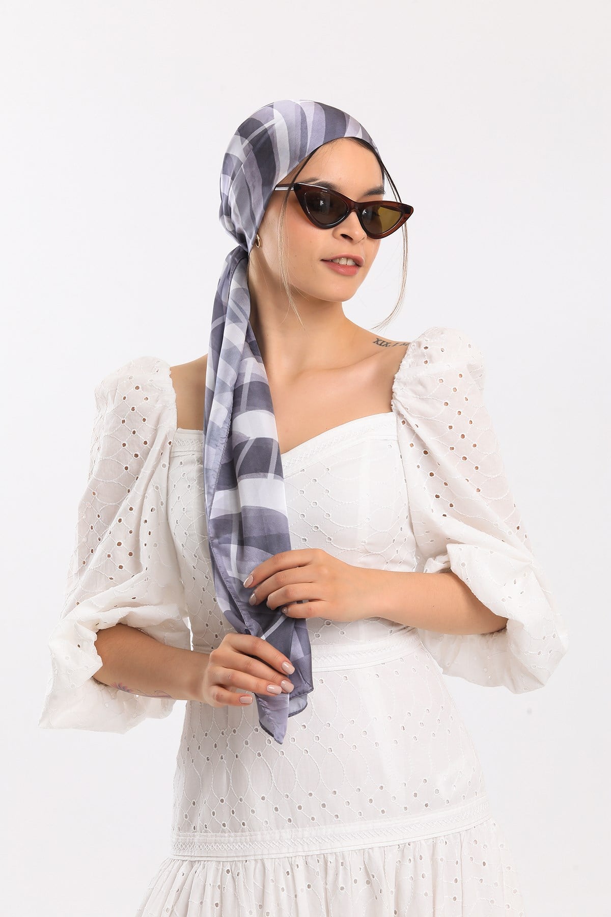 DORA SATEN SERİ ŞALGeometrik Desen Dora Saten Seri Şal Askısı İle Birlikte 75x200