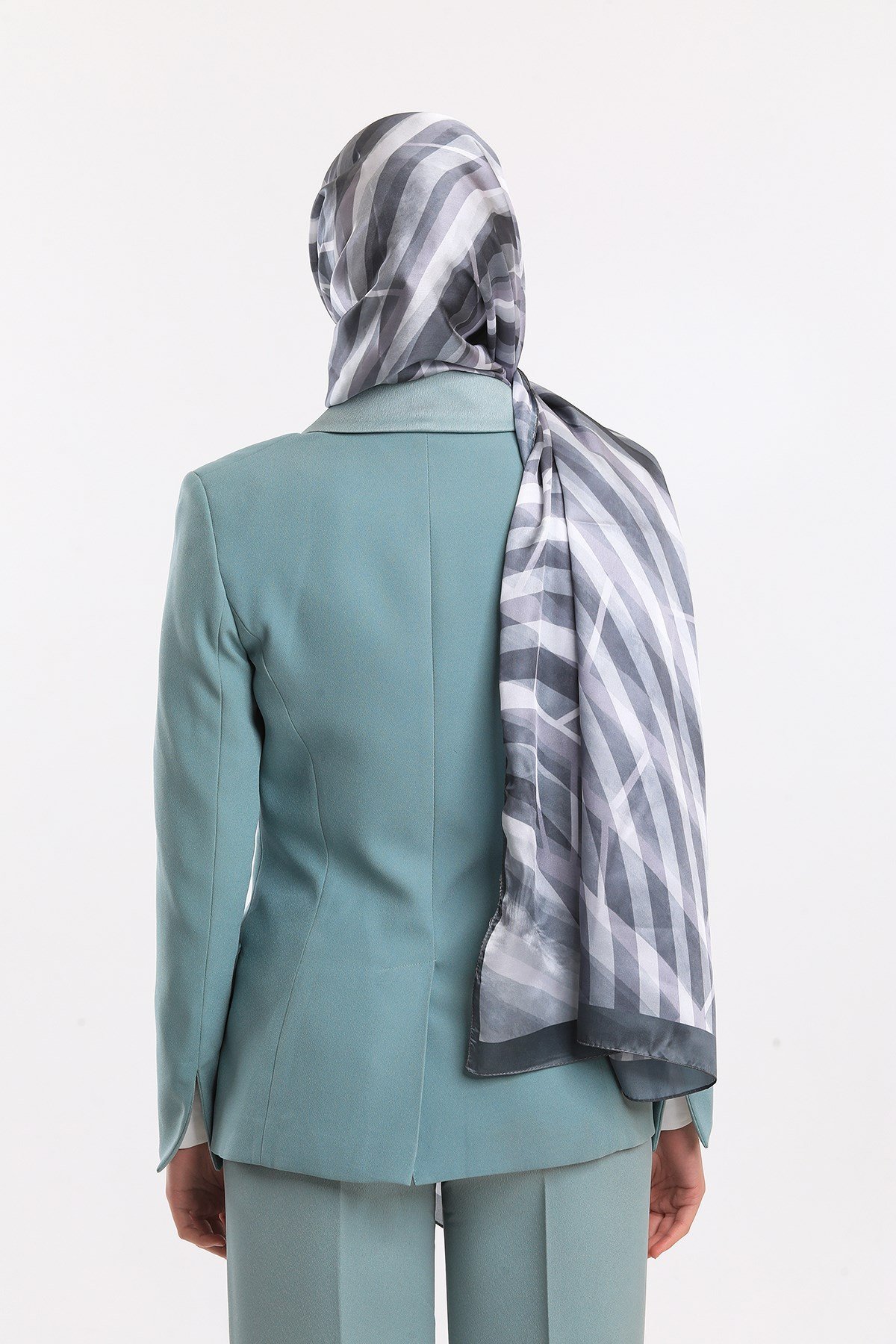 DORA SATEN SERİ ŞALGeometrik Desen Dora Saten Seri Şal Askısı İle Birlikte 75x200