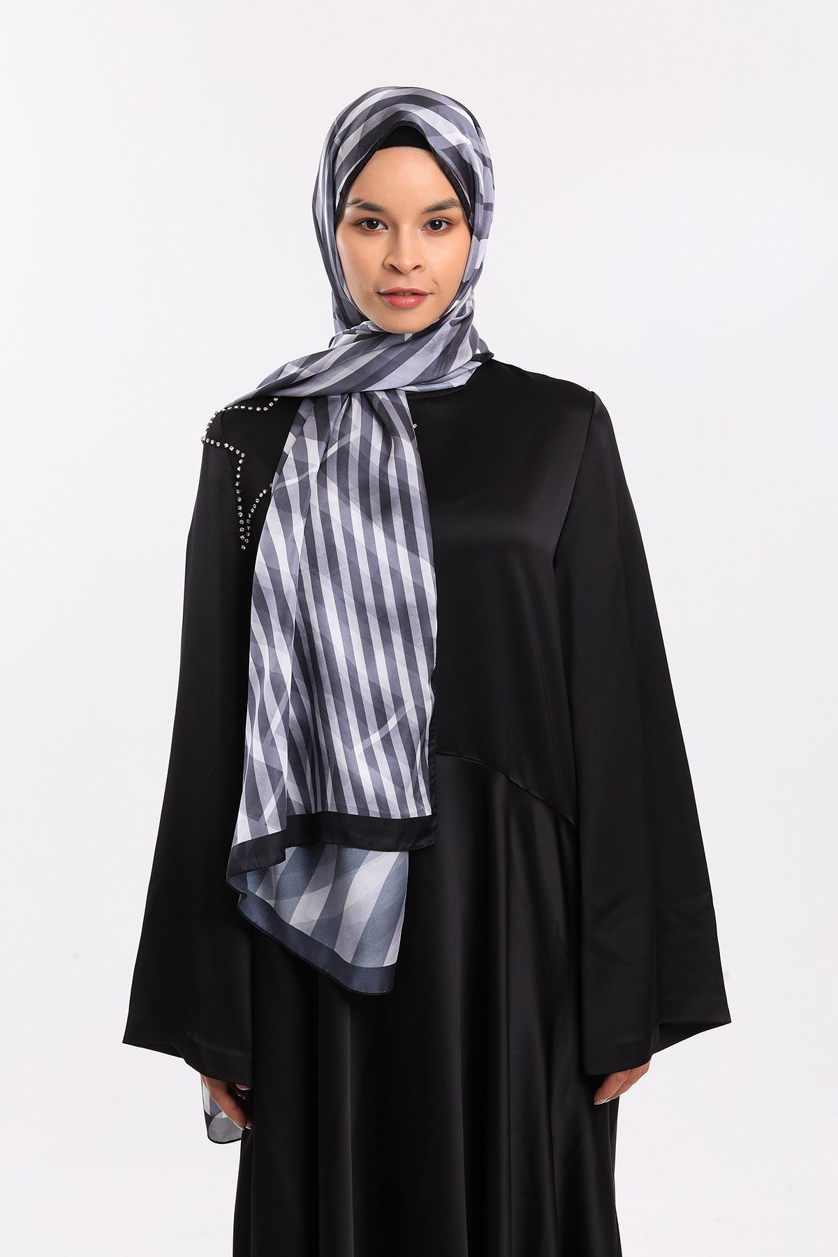 DORA SATEN SERİ ŞALGeometrik Desen Dora Saten Seri Şal Askısı İle Birlikte 75x200