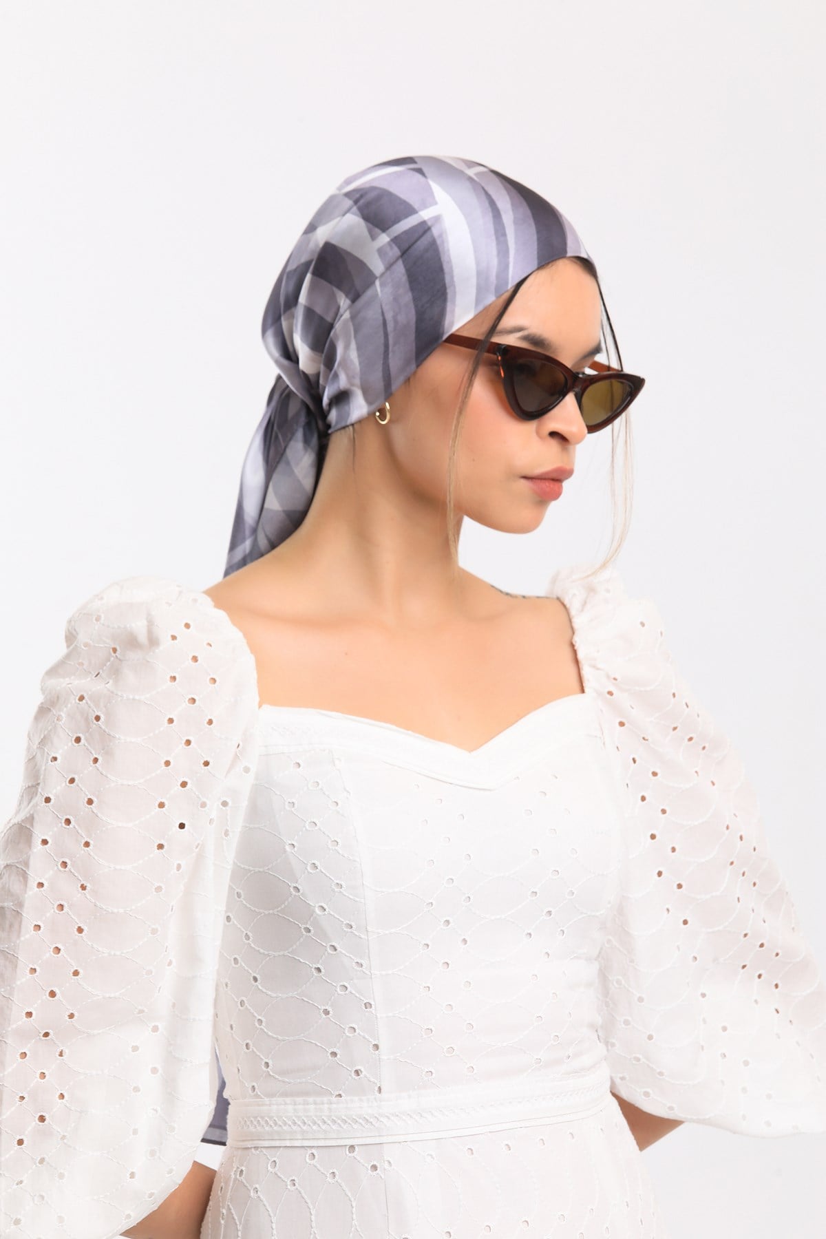 DORA SATEN SERİ ŞALGeometrik Desen Dora Saten Seri Şal Askısı İle Birlikte 75x200