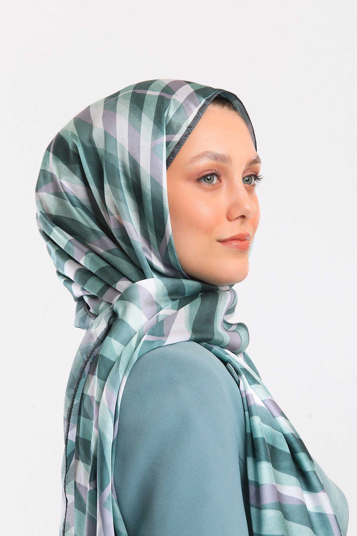 DORA SATEN SERİ ŞALGeometrik Desen Dora Saten Seri Şal Askısı İle Birlikte 75x200