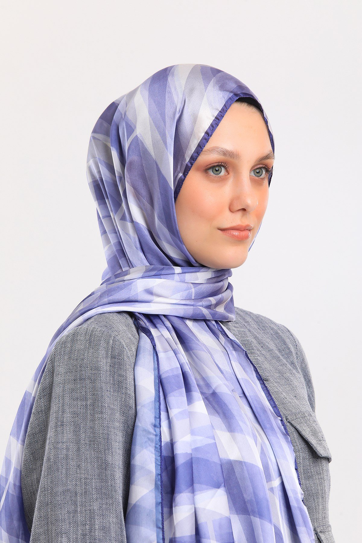 DORA SATEN SERİ ŞALGeometrik Desen Dora Saten Seri Şal Askısı İle Birlikte 75x200