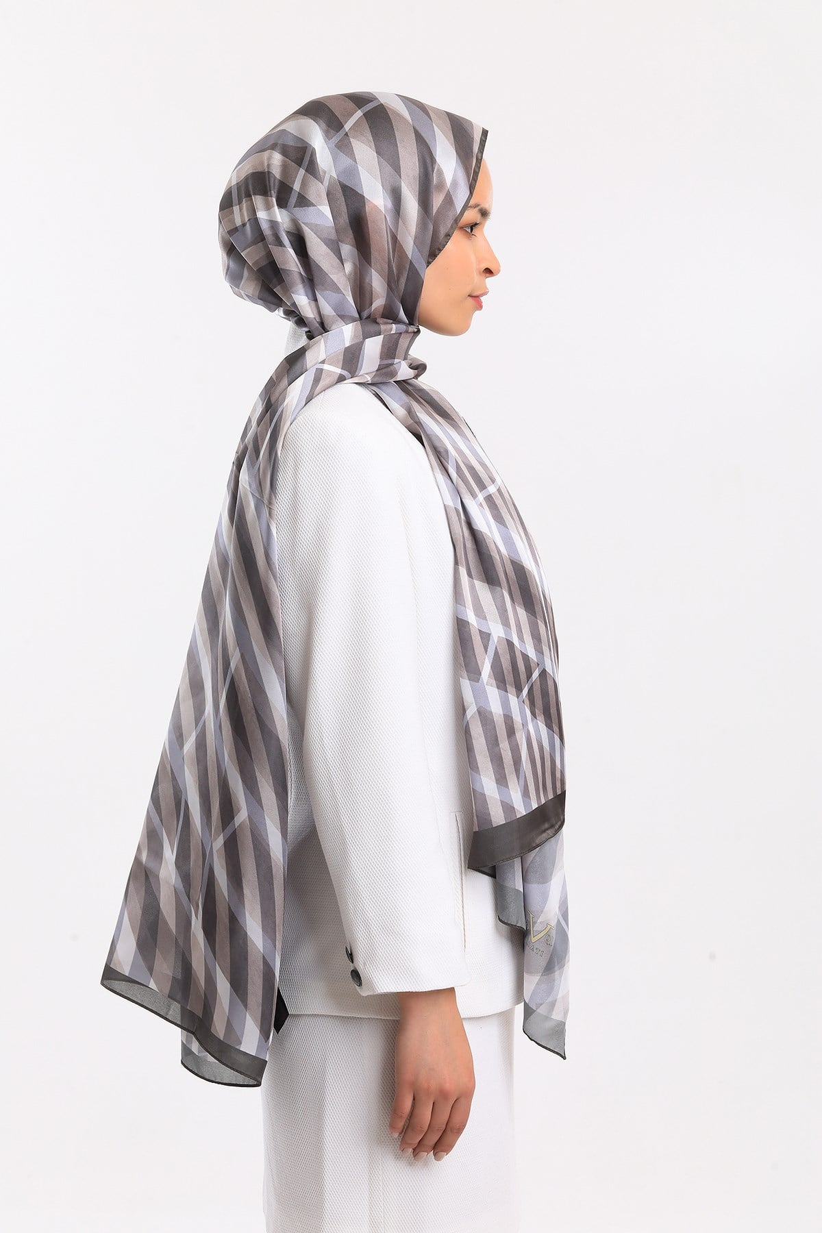 DORA SATEN SERİ ŞALGeometrik Desen Dora Saten Seri Şal Askısı İle Birlikte 75x200