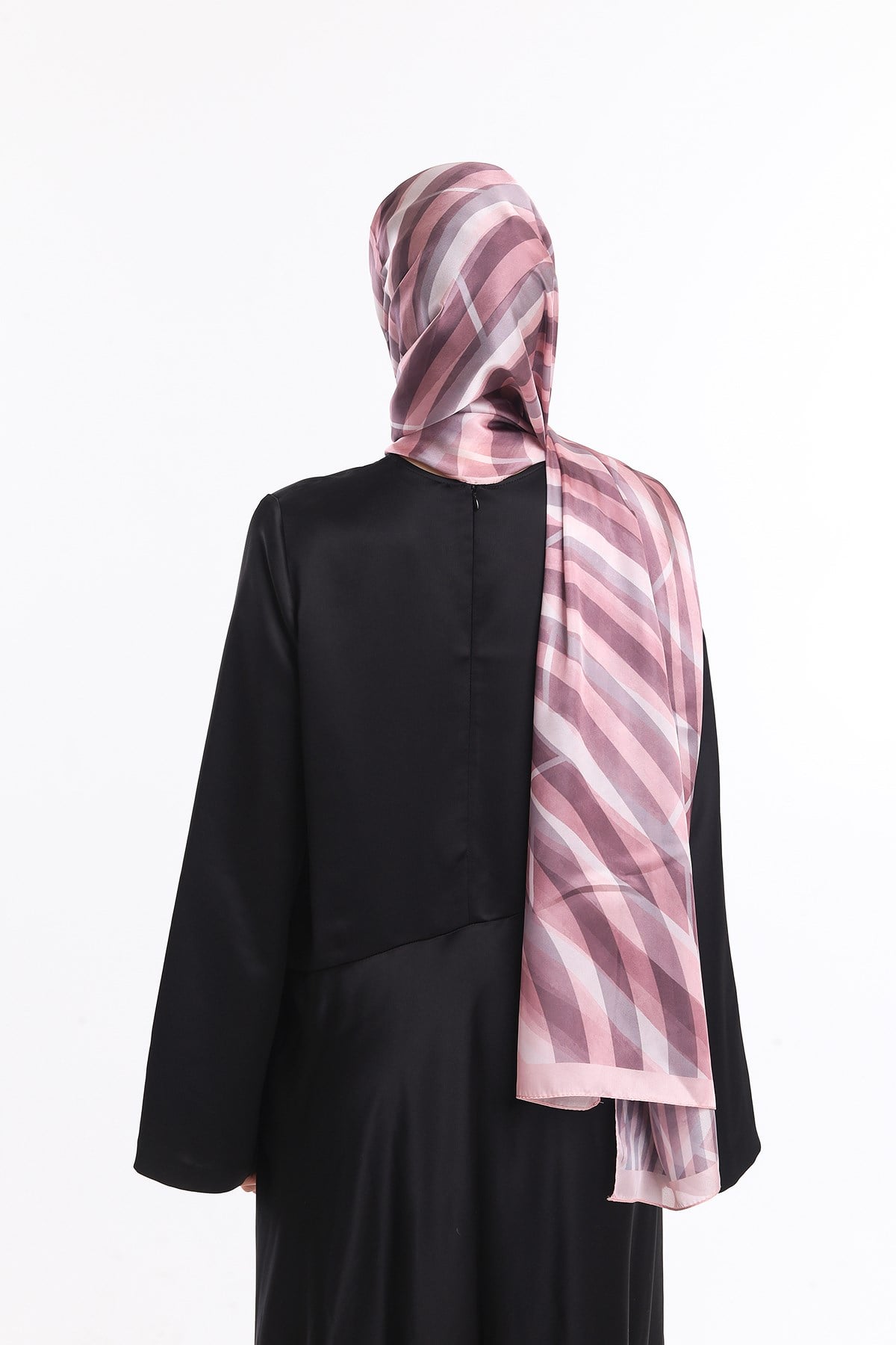 DORA SATEN SERİ ŞALGeometrik Desen Dora Saten Seri Şal Askısı İle Birlikte 75x200