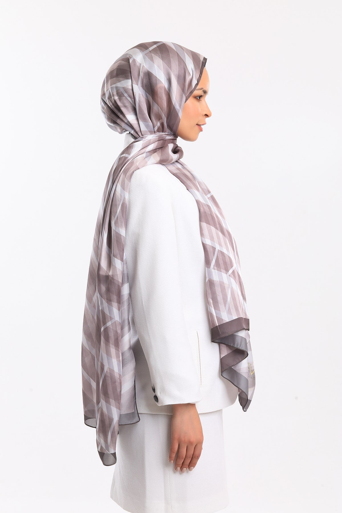 DORA SATEN SERİ ŞALGeometrik Desen Dora Saten Seri Şal Askısı İle Birlikte 75x200