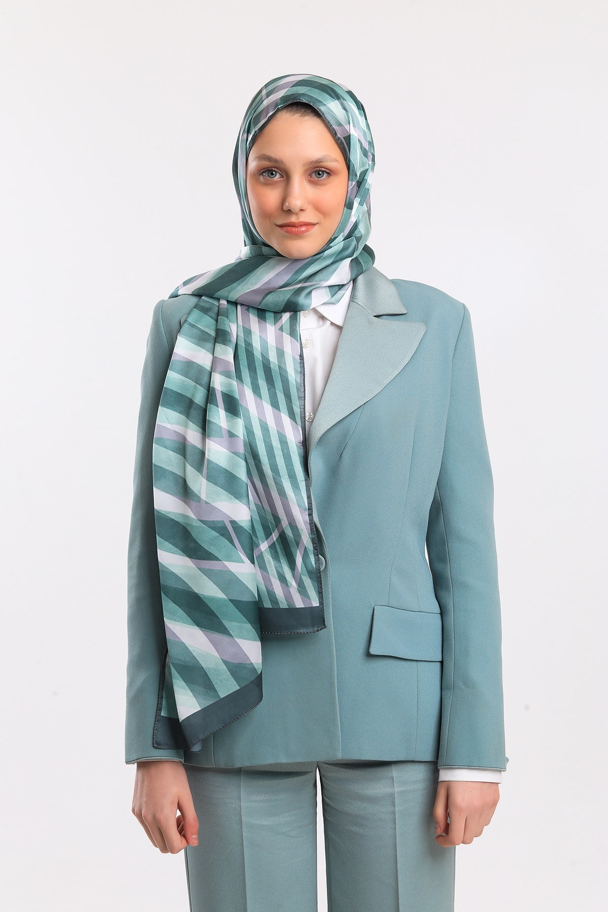 DORA SATEN SERİ ŞALGeometrik Desen Dora Saten Seri Şal Askısı İle Birlikte 75x200