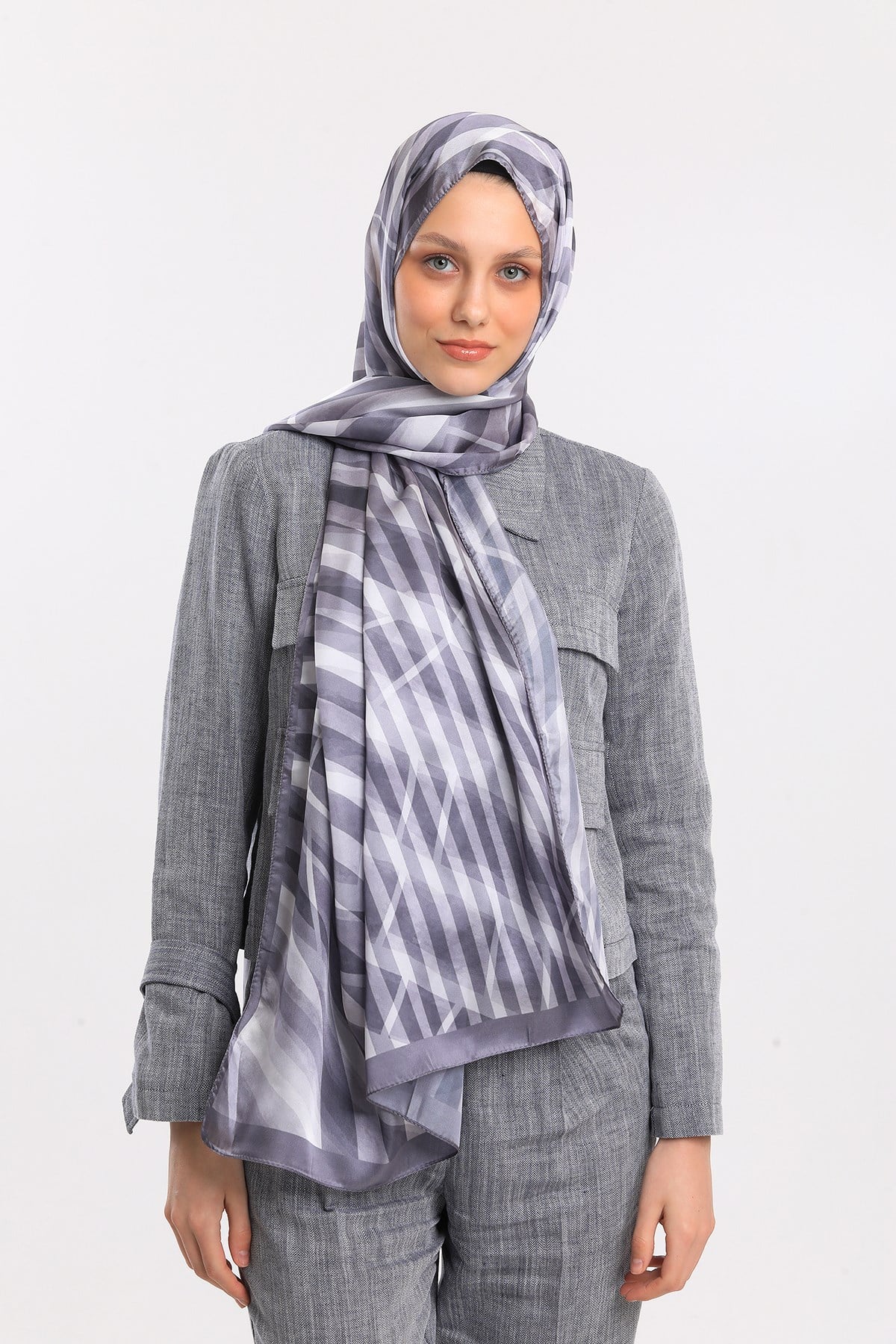 DORA SATEN SERİ ŞALGeometrik Desen Dora Saten Seri Şal Askısı İle Birlikte 75x200