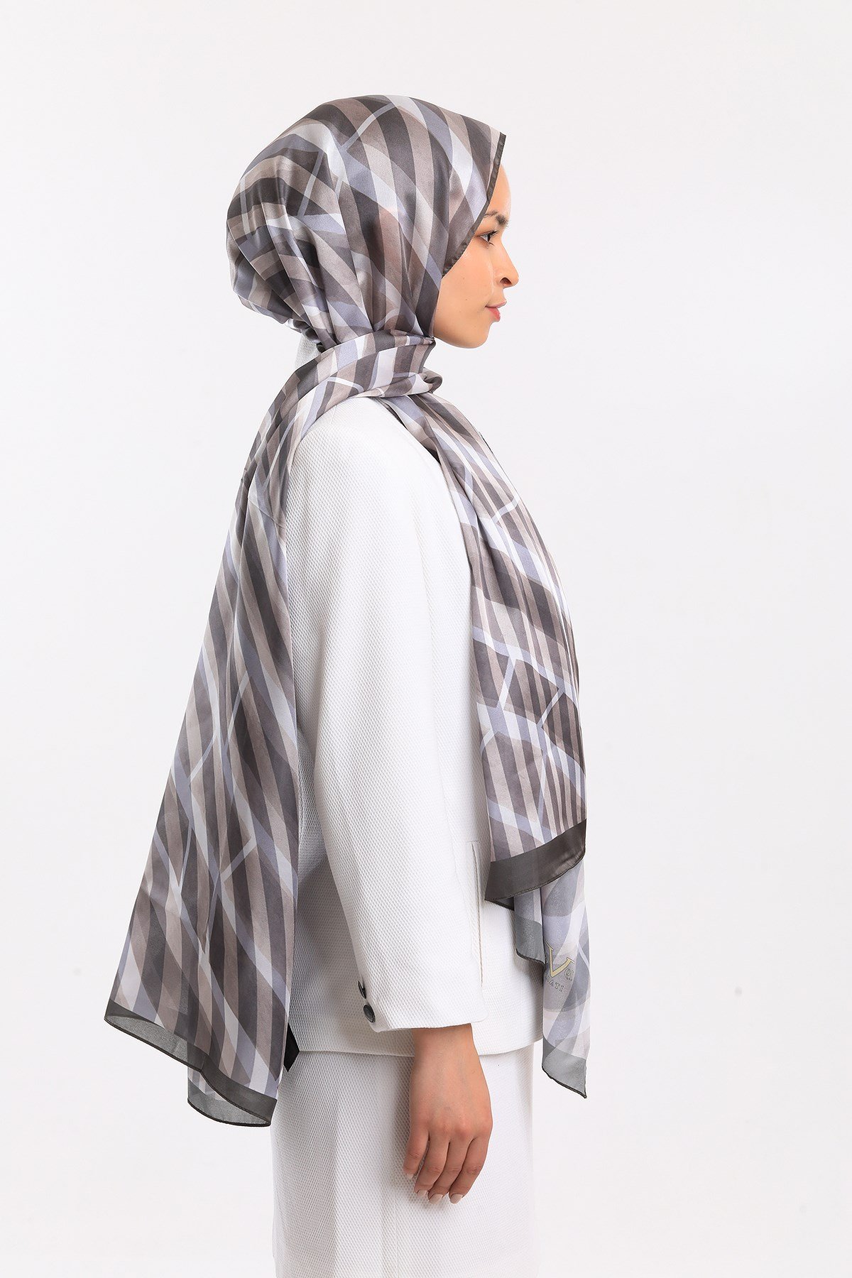 DORA SATEN SERİ ŞALGeometrik Desen Dora Saten Seri Şal Askısı İle Birlikte 75x200