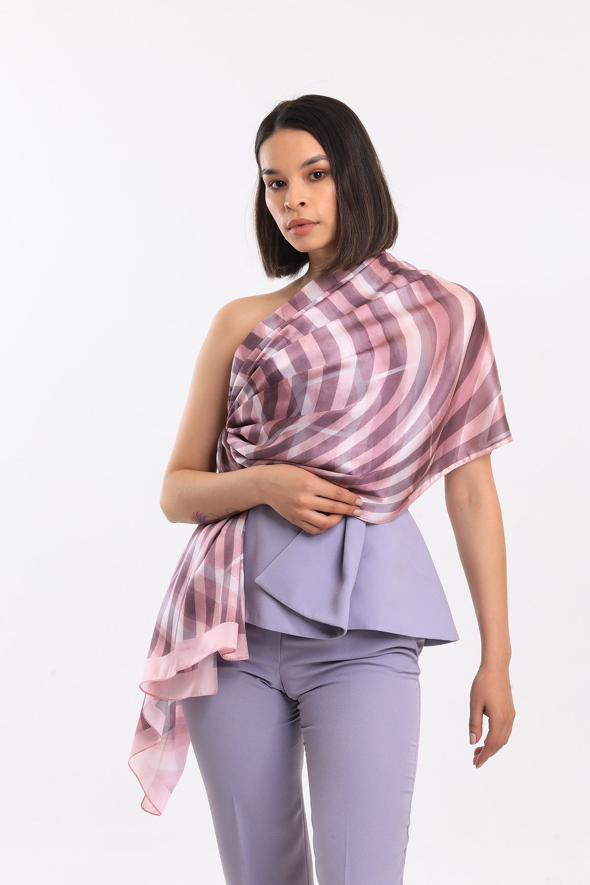 DORA SATEN SERİ ŞALGeometrik Desen Dora Saten Seri Şal Askısı İle Birlikte 75x200