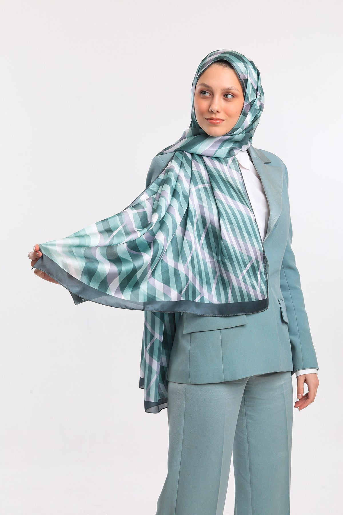 DORA SATEN SERİ ŞALGeometrik Desen Dora Saten Seri Şal Askısı İle Birlikte 75x200