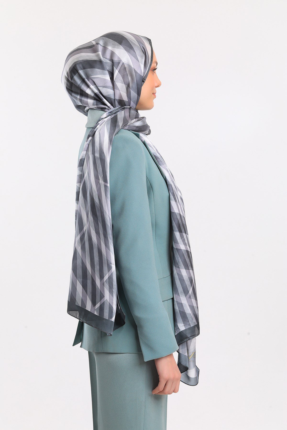 DORA SATEN SERİ ŞALGeometrik Desen Dora Saten Seri Şal Askısı İle Birlikte 75x200