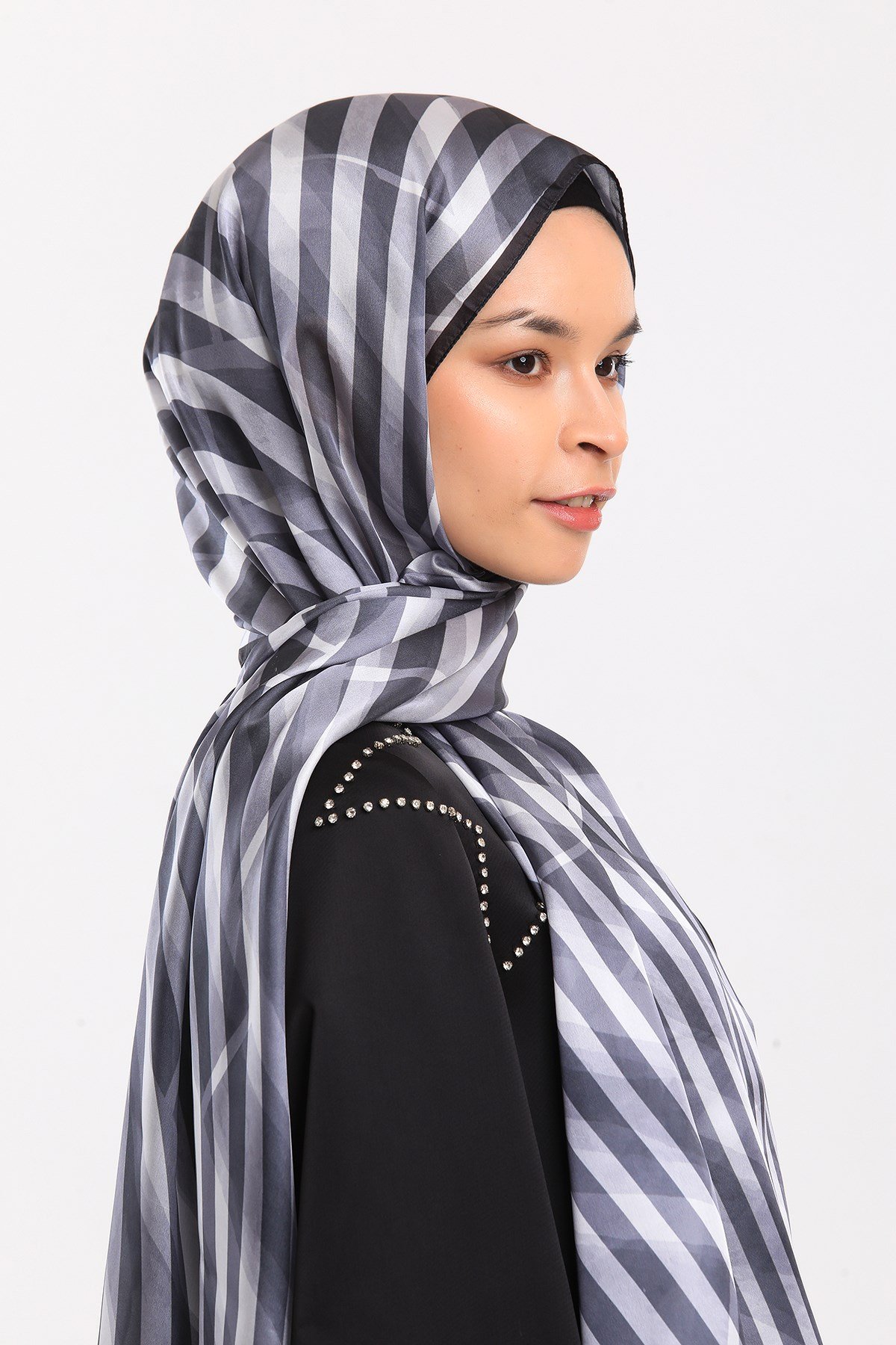 DORA SATEN SERİ ŞALGeometrik Desen Dora Saten Seri Şal Askısı İle Birlikte 75x200