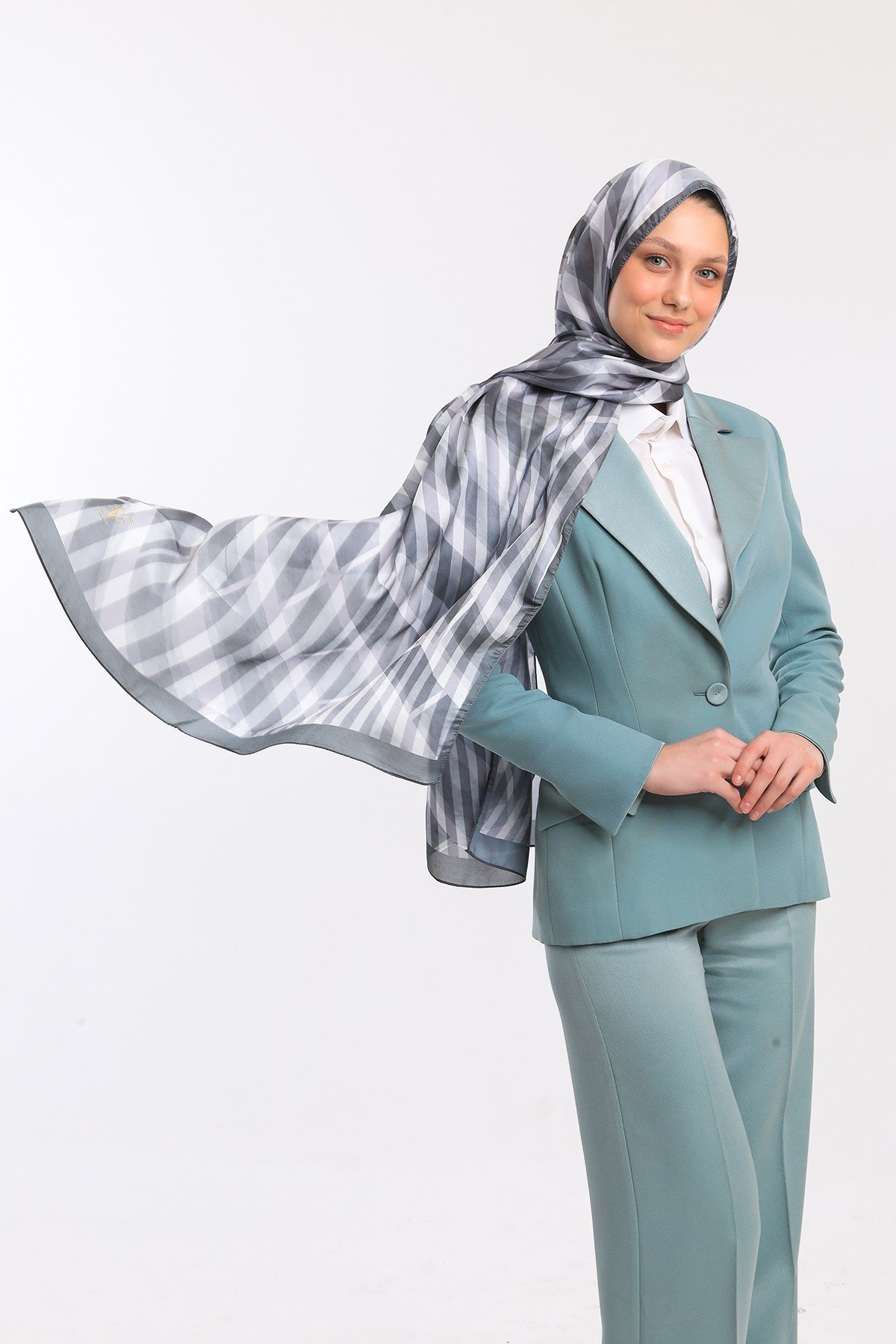 DORA SATEN SERİ ŞALGeometrik Desen Dora Saten Seri Şal Askısı İle Birlikte 75x200