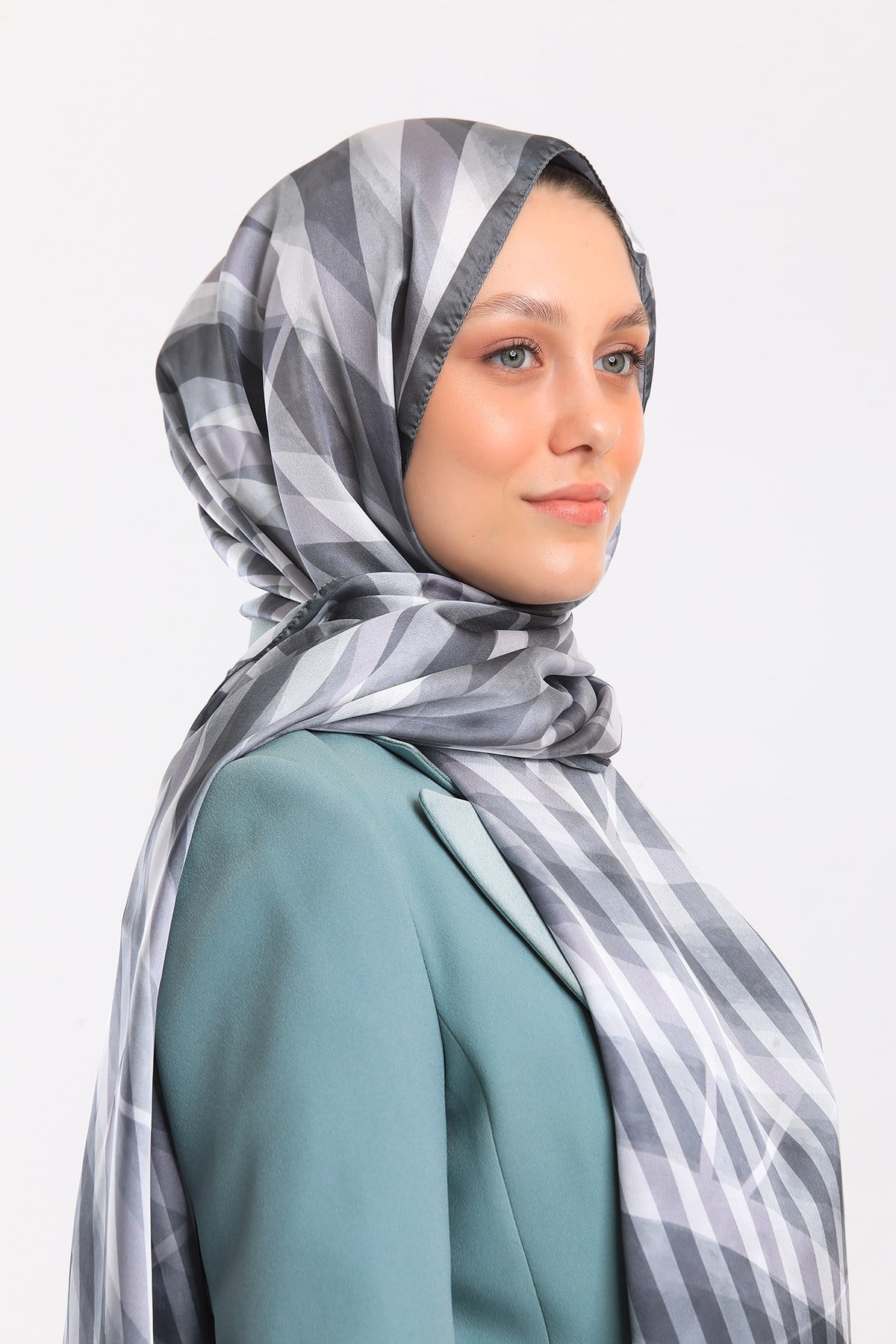 DORA SATEN SERİ ŞALGeometrik Desen Dora Saten Seri Şal Askısı İle Birlikte 75x200