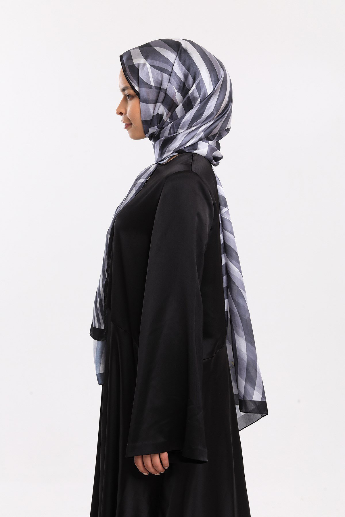DORA SATEN SERİ ŞALGeometrik Desen Dora Saten Seri Şal Askısı İle Birlikte 75x200