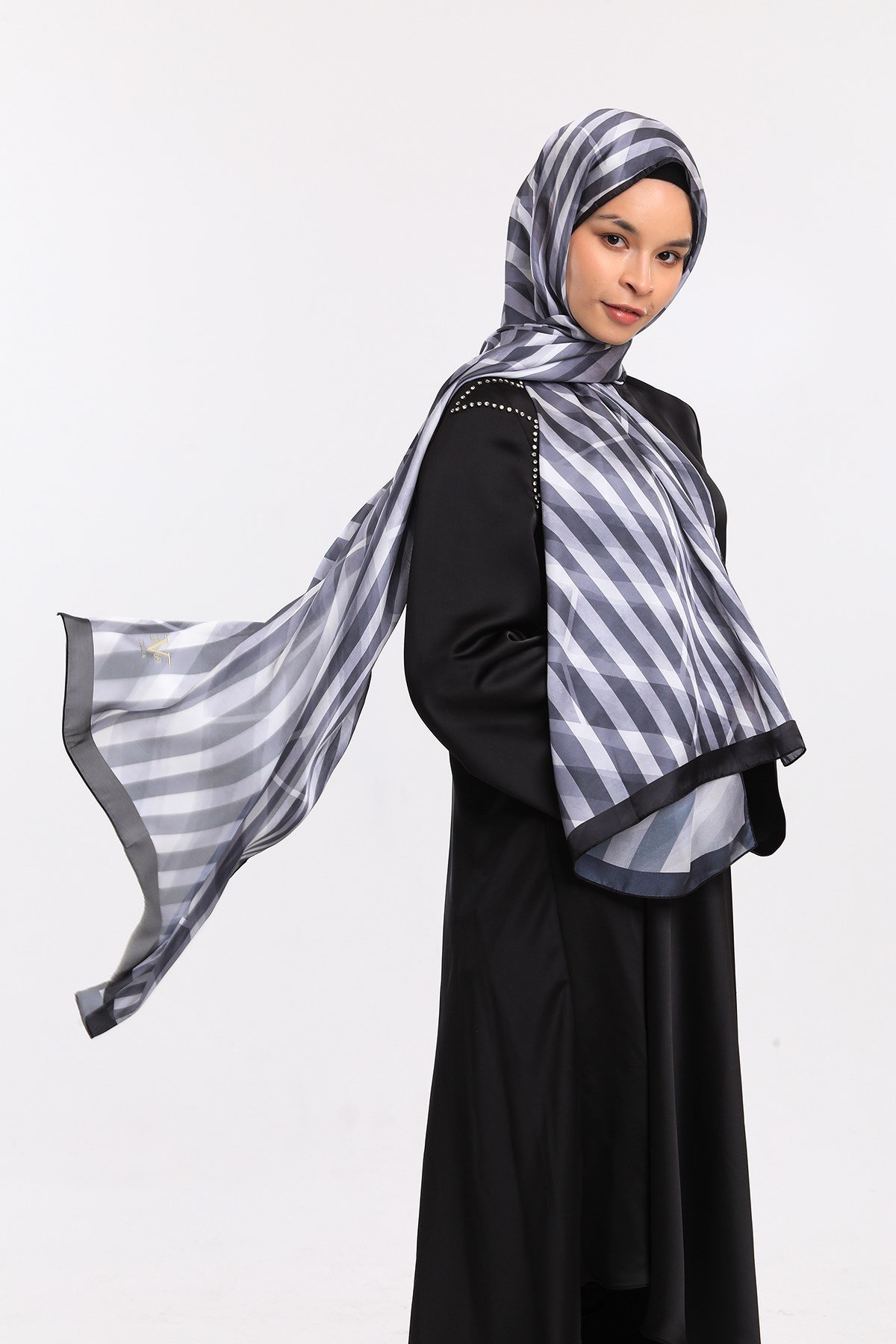 DORA SATEN SERİ ŞALGeometrik Desen Dora Saten Seri Şal Askısı İle Birlikte 75x200