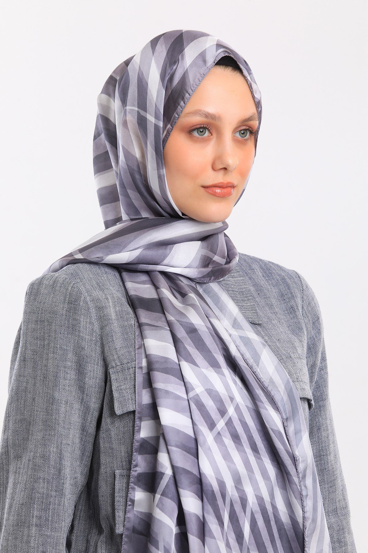 DORA SATEN SERİ ŞALGeometrik Desen Dora Saten Seri Şal Askısı İle Birlikte 75x200