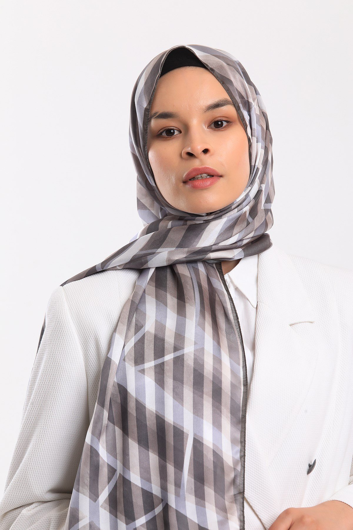 DORA SATEN SERİ ŞALGeometrik Desen Dora Saten Seri Şal Askısı İle Birlikte 75x200