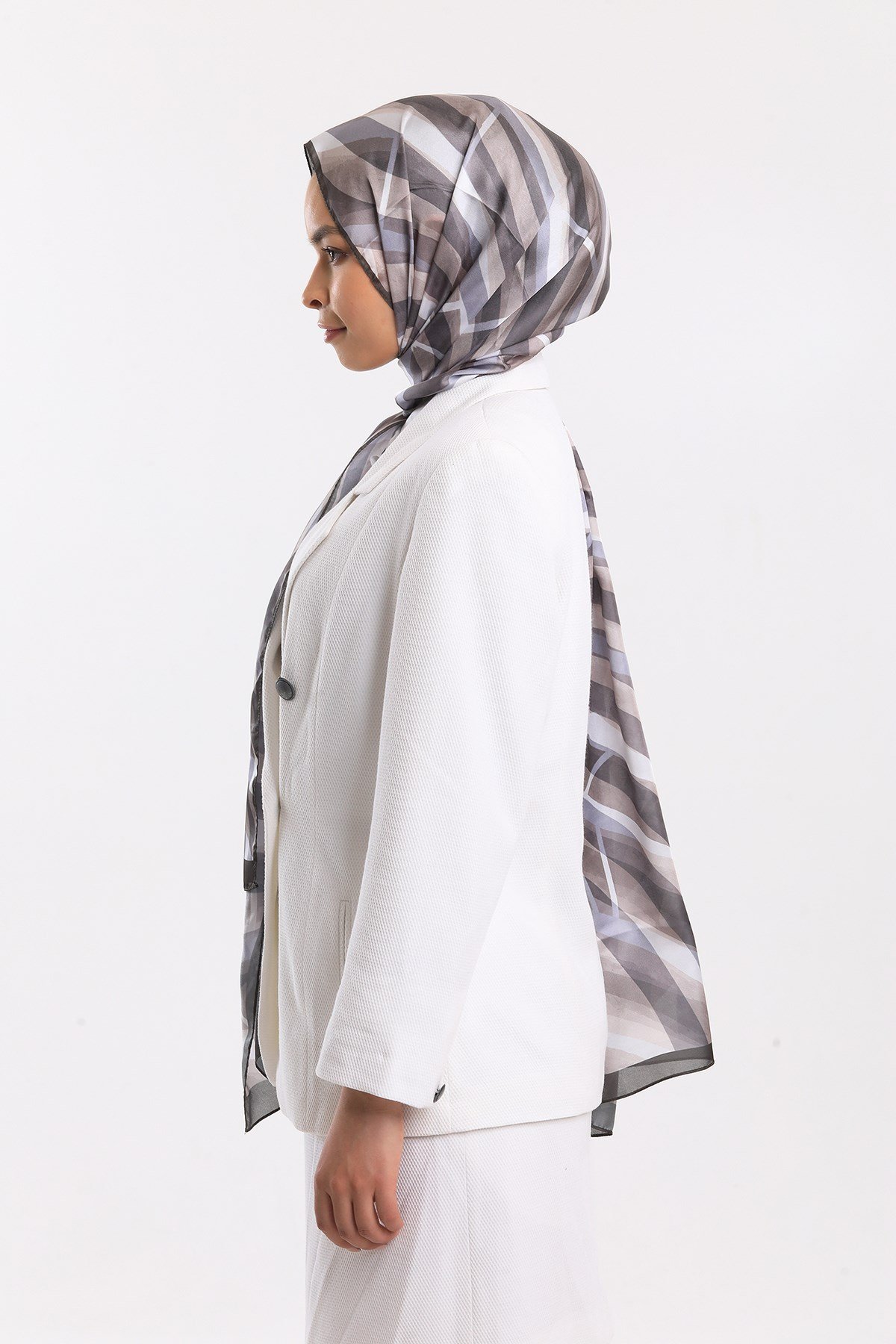 DORA SATEN SERİ ŞALGeometrik Desen Dora Saten Seri Şal Askısı İle Birlikte 75x200