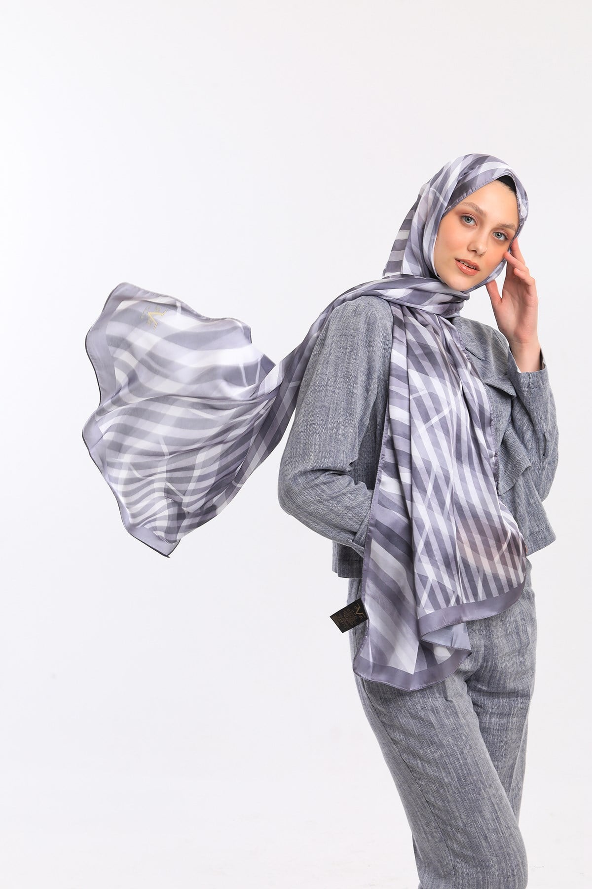 DORA SATEN SERİ ŞALGeometrik Desen Dora Saten Seri Şal Askısı İle Birlikte 75x200