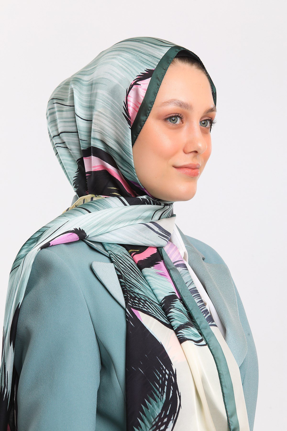 DORA SATEN SERİ ŞALKelebek Desen Dora Saten Seri Şal Askısı İle Birlikte 75x200