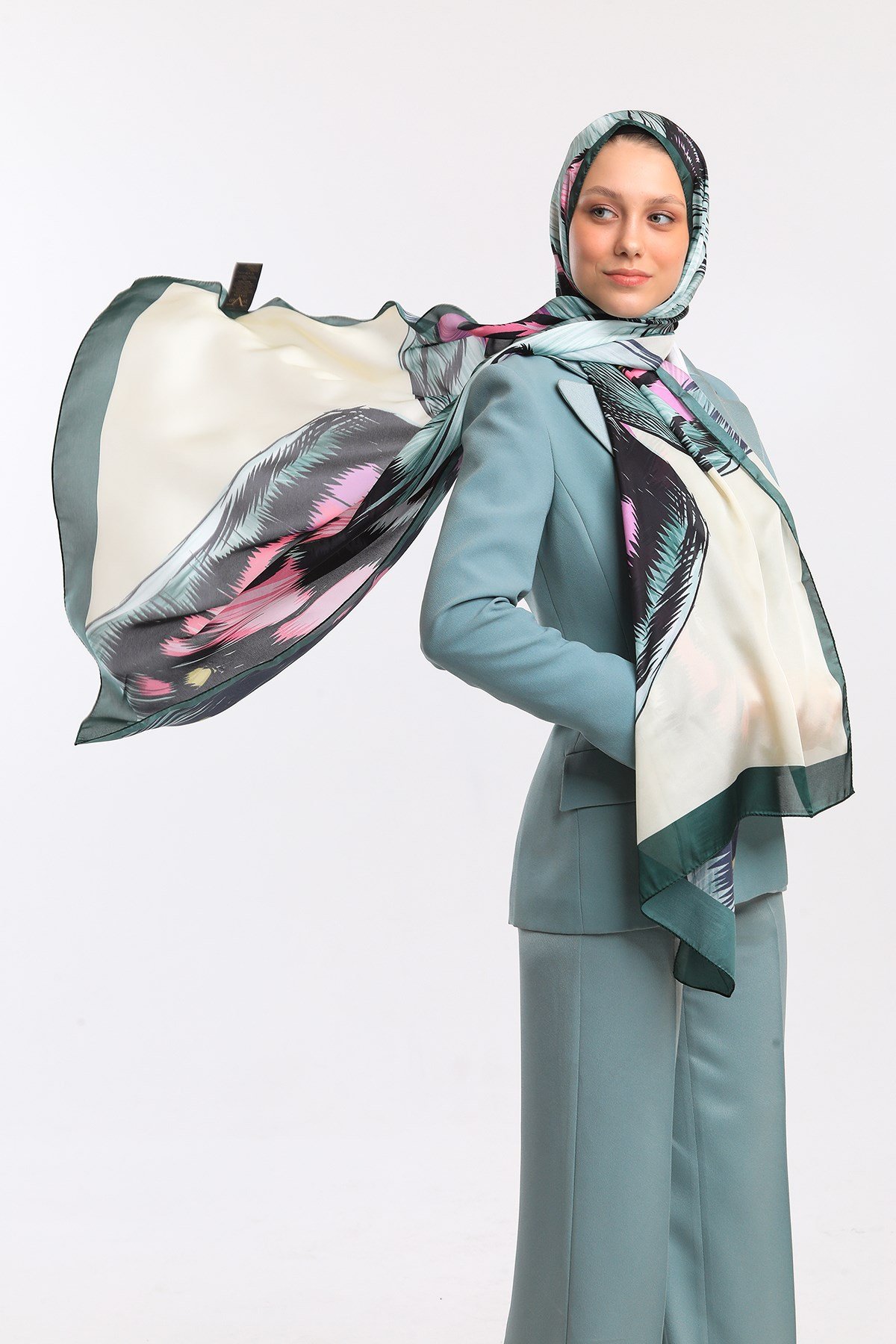 DORA SATEN SERİ ŞALKelebek Desen Dora Saten Seri Şal Askısı İle Birlikte 75x200