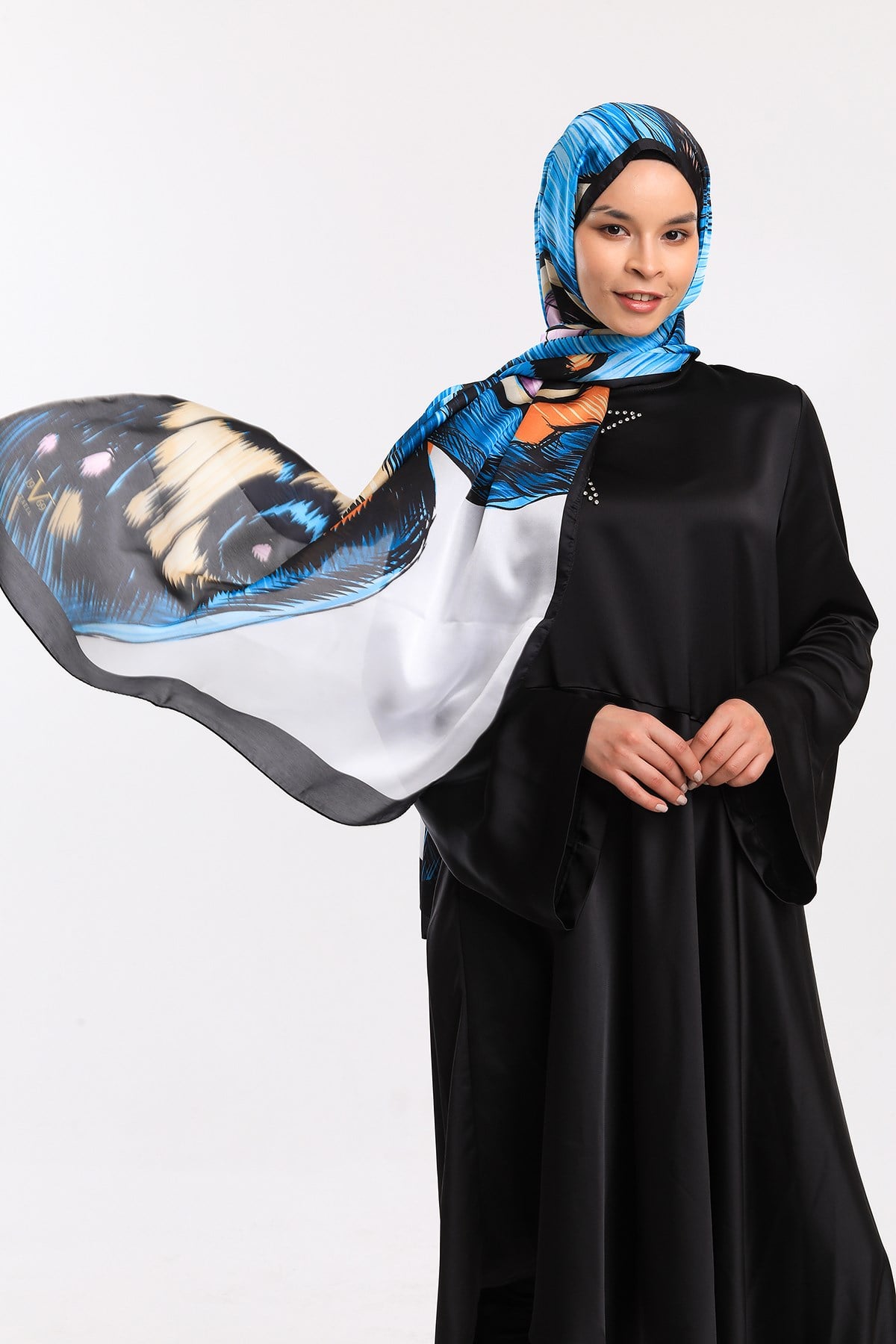 DORA SATEN SERİ ŞALKelebek Desen Dora Saten Seri Şal Askısı İle Birlikte 75x200
