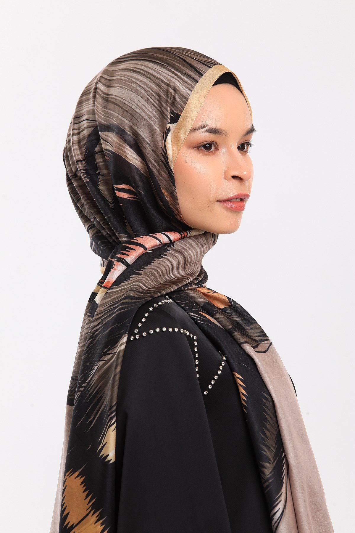 DORA SATEN SERİ ŞALKelebek Desen Dora Saten Seri Şal Askısı İle Birlikte 75x200