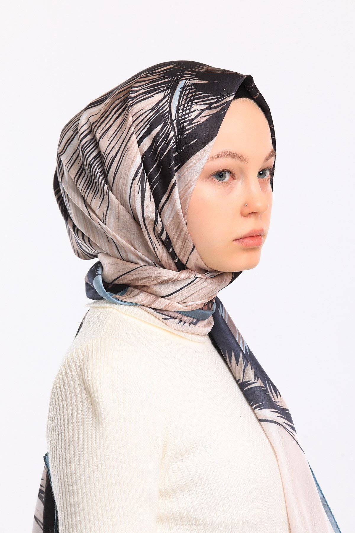 DORA SATEN SERİ ŞALKelebek Desen Dora Saten Seri Şal Askısı İle Birlikte 75x200