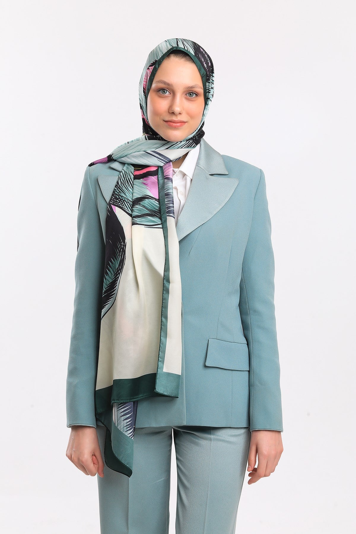 DORA SATEN SERİ ŞALKelebek Desen Dora Saten Seri Şal Askısı İle Birlikte 75x200