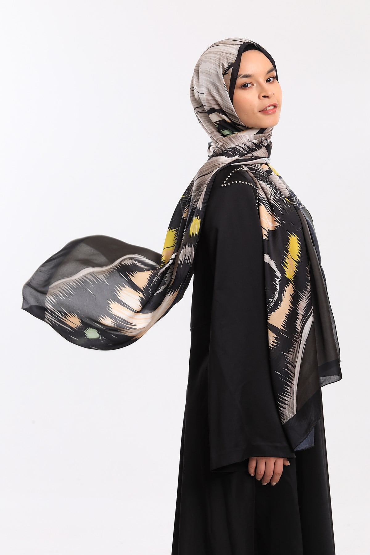 DORA SATEN SERİ ŞALKelebek Desen Dora Saten Seri Şal Askısı İle Birlikte 75x200