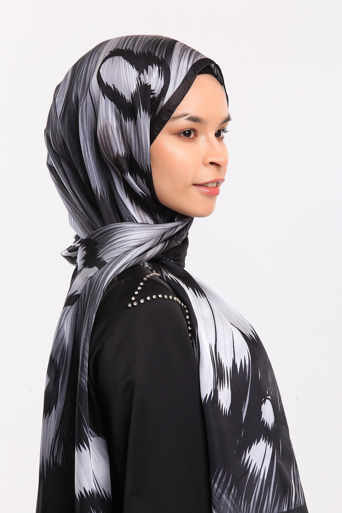 DORA SATEN SERİ ŞALKelebek Desen Dora Saten Seri Şal Askısı İle Birlikte 75x200