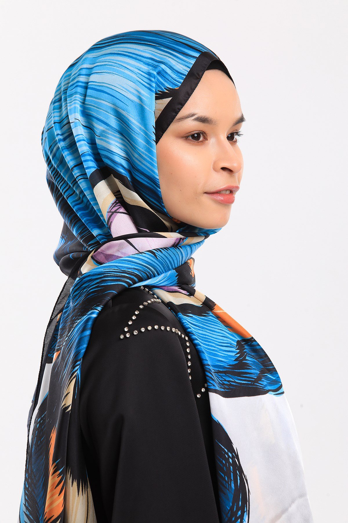 DORA SATEN SERİ ŞALKelebek Desen Dora Saten Seri Şal Askısı İle Birlikte 75x200