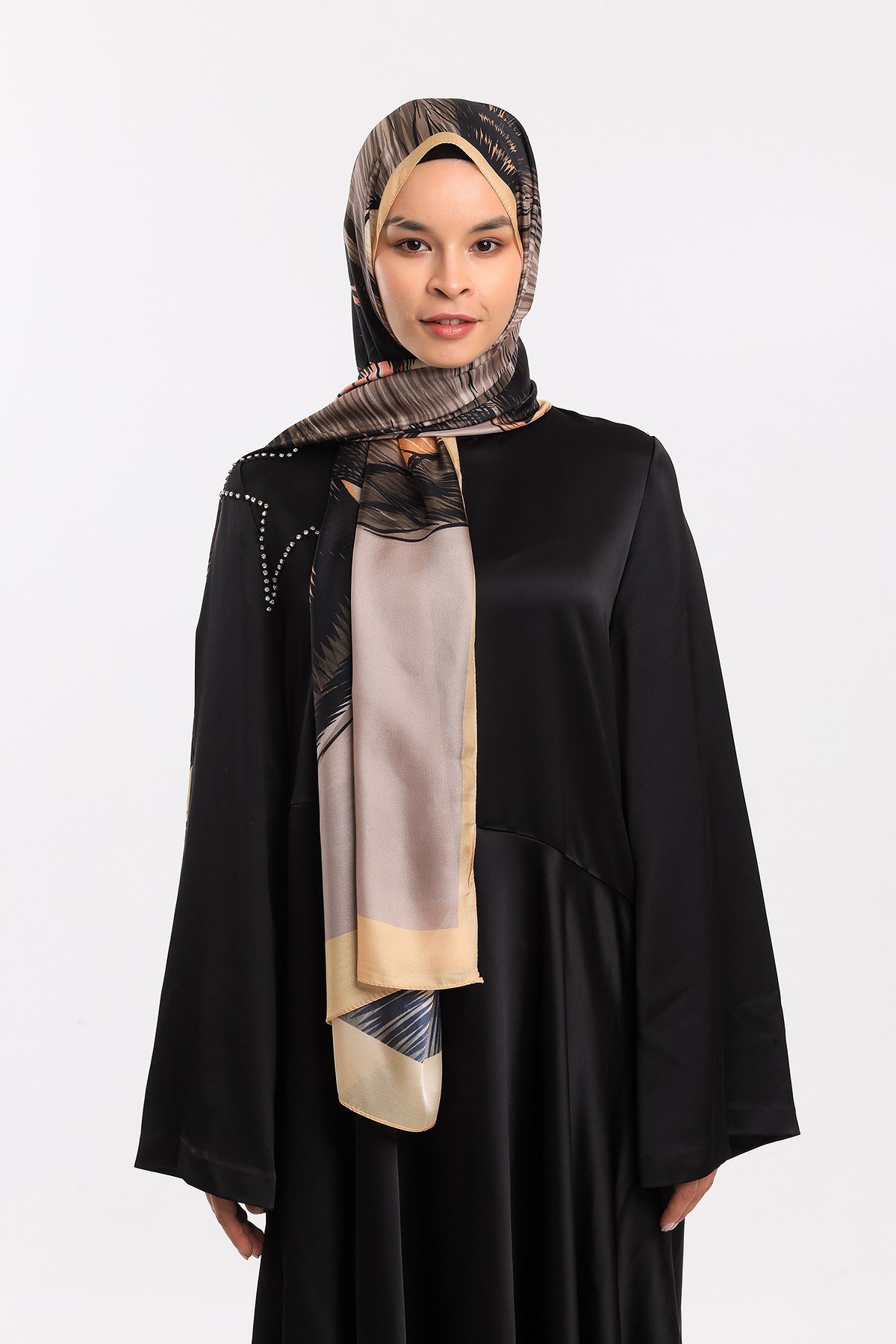 DORA SATEN SERİ ŞALKelebek Desen Dora Saten Seri Şal Askısı İle Birlikte 75x200