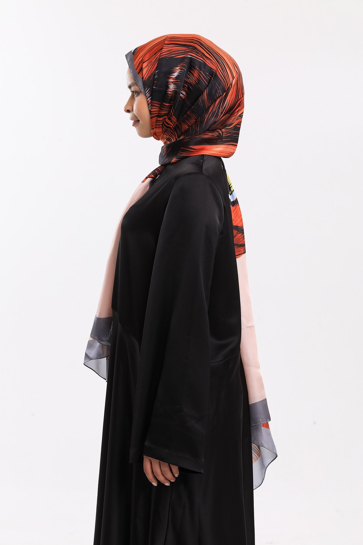DORA SATEN SERİ ŞALKelebek Desen Dora Saten Seri Şal Askısı İle Birlikte 75x200