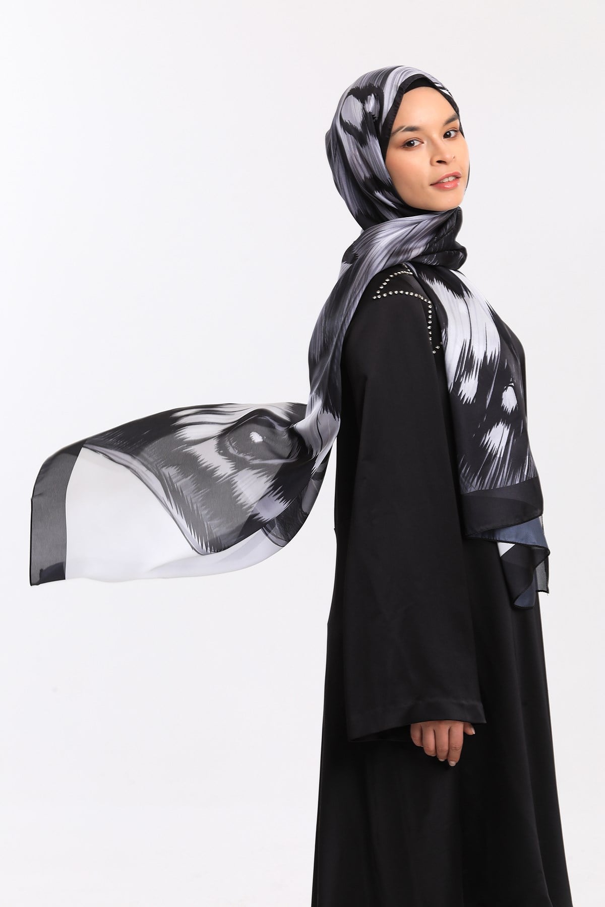 DORA SATEN SERİ ŞALKelebek Desen Dora Saten Seri Şal Askısı İle Birlikte 75x200