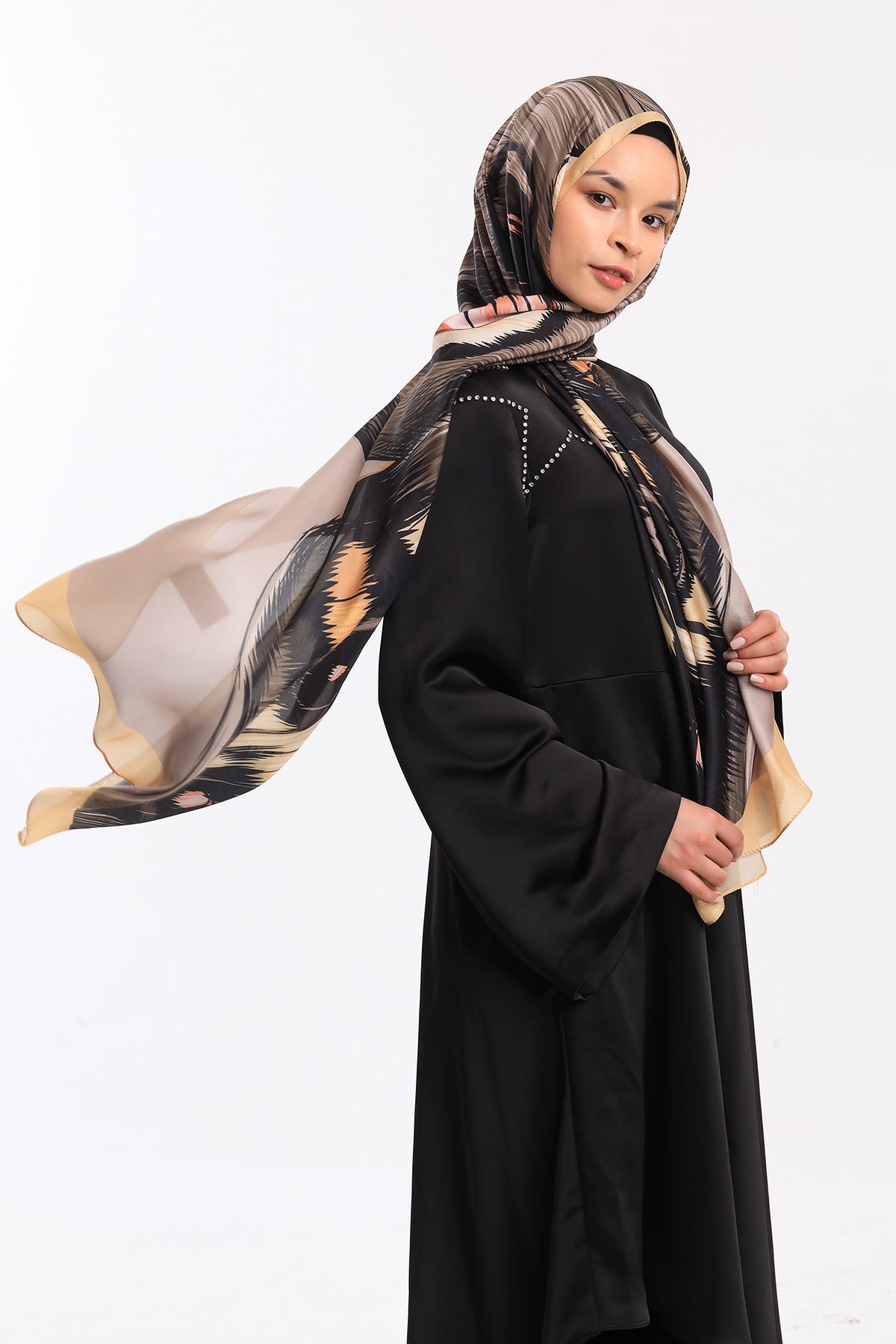 DORA SATEN SERİ ŞALKelebek Desen Dora Saten Seri Şal Askısı İle Birlikte 75x200