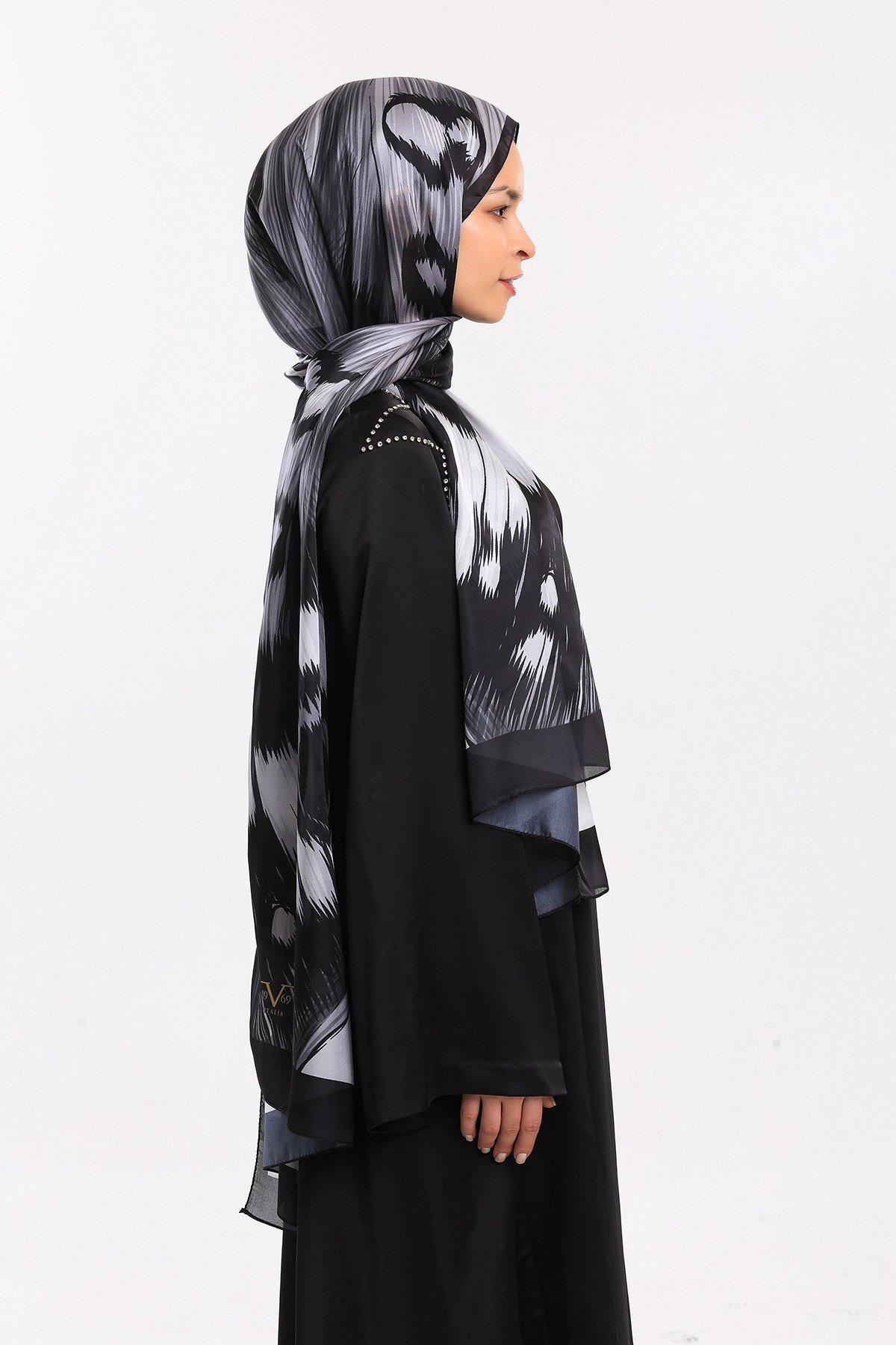 DORA SATEN SERİ ŞALKelebek Desen Dora Saten Seri Şal Askısı İle Birlikte 75x200