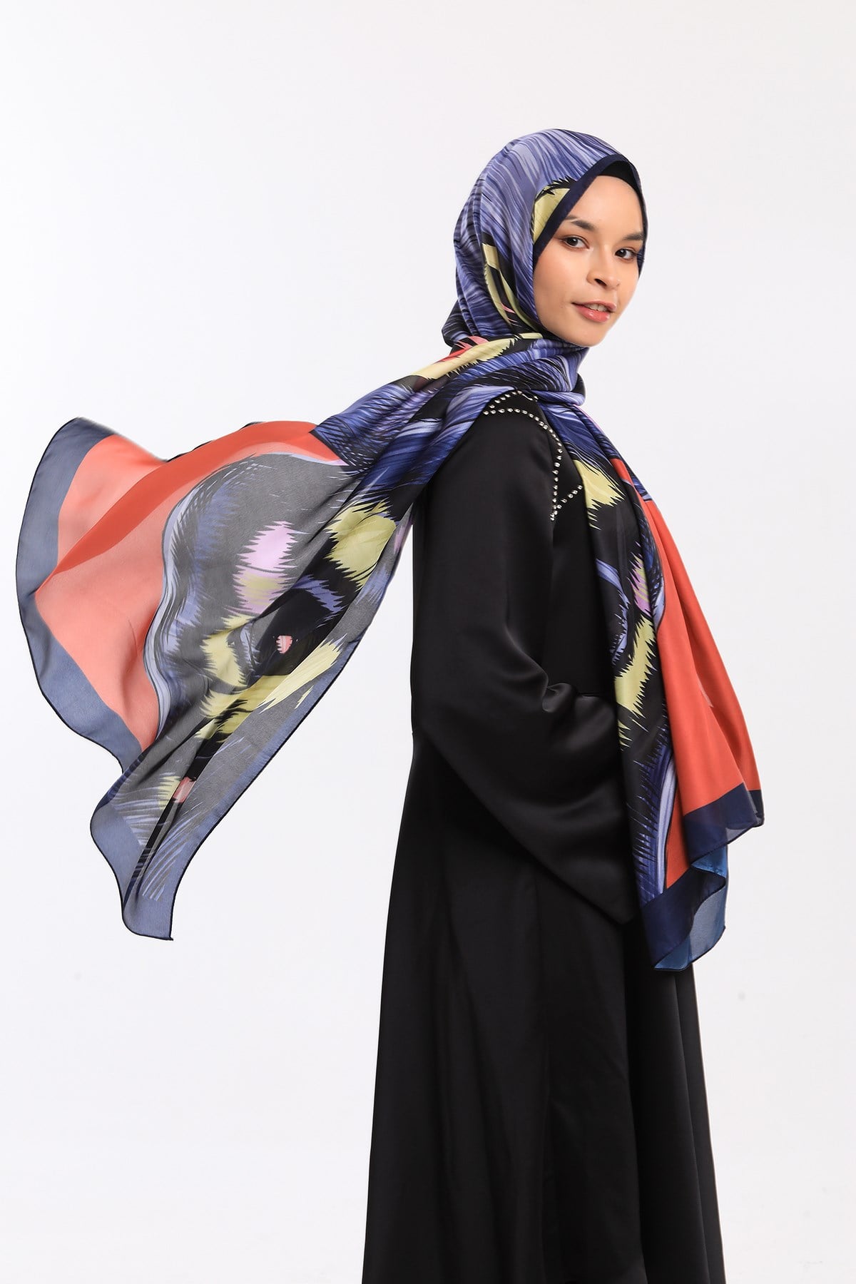 DORA SATEN SERİ ŞALKelebek Desen Dora Saten Seri Şal Askısı İle Birlikte 75x200