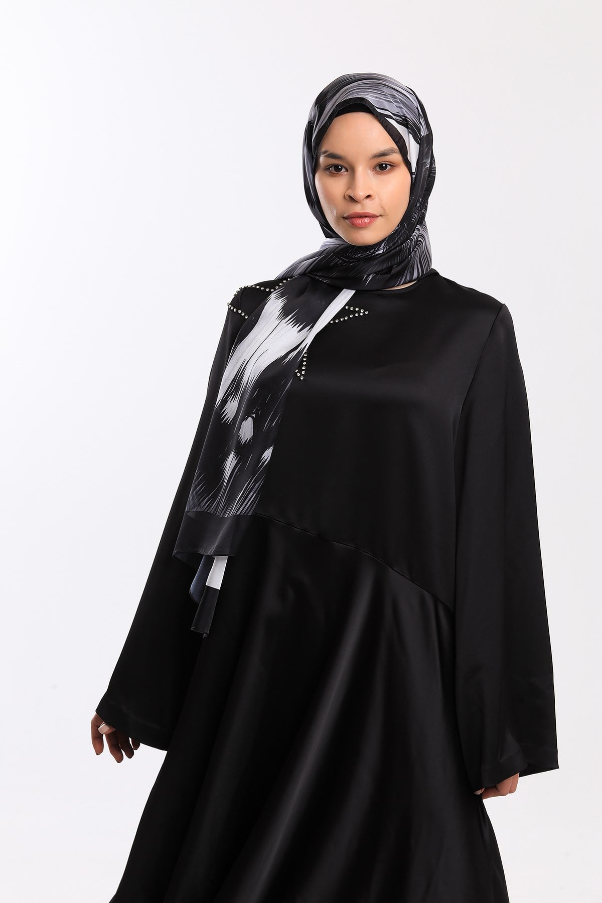 DORA SATEN SERİ ŞALKelebek Desen Dora Saten Seri Şal Askısı İle Birlikte 75x200