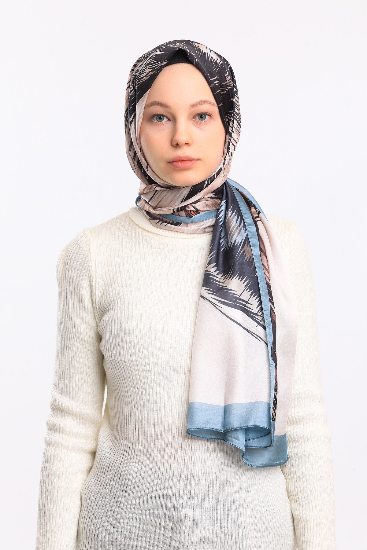 DORA SATEN SERİ ŞALKelebek Desen Dora Saten Seri Şal Askısı İle Birlikte 75x200