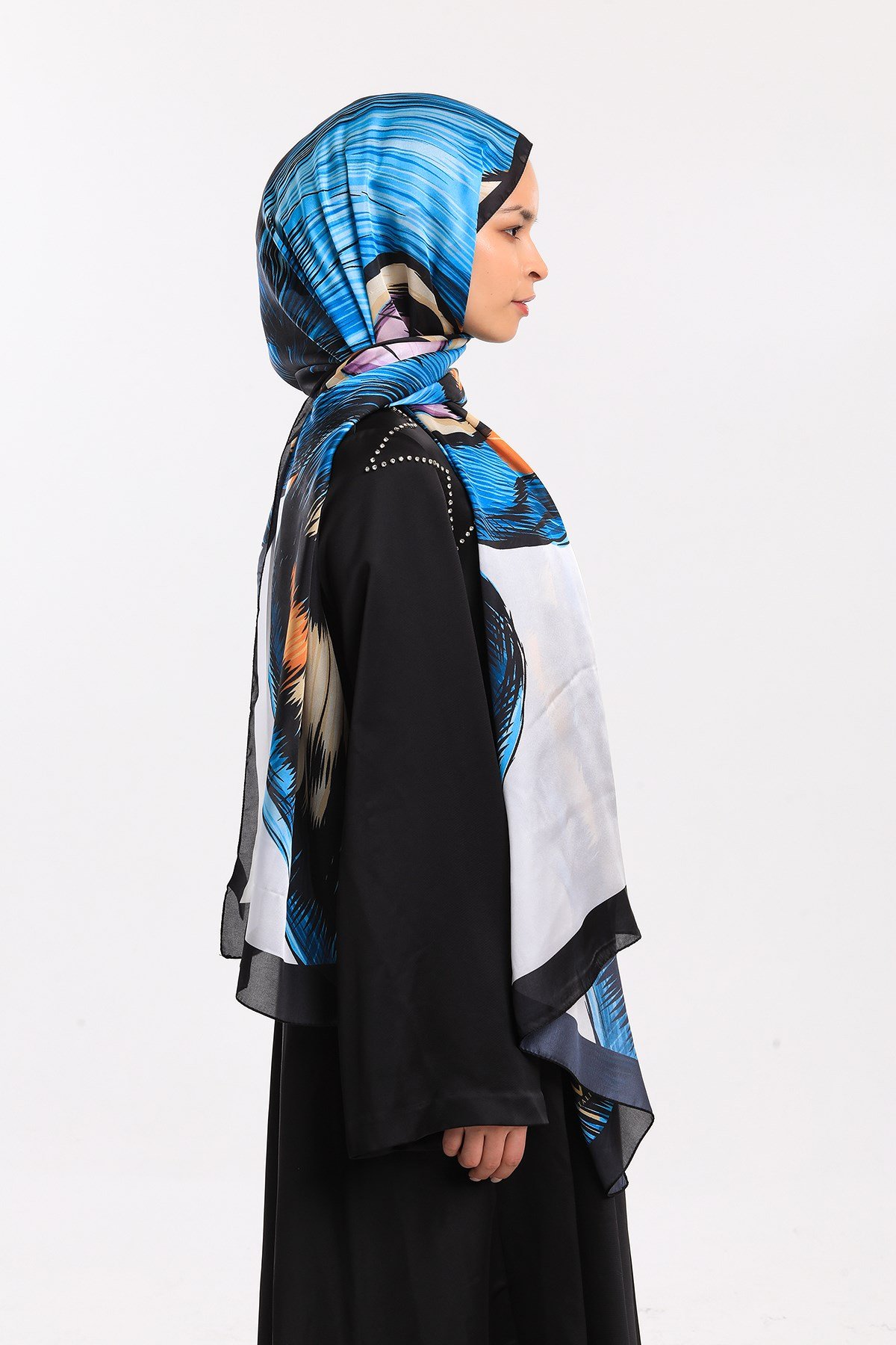 DORA SATEN SERİ ŞALKelebek Desen Dora Saten Seri Şal Askısı İle Birlikte 75x200