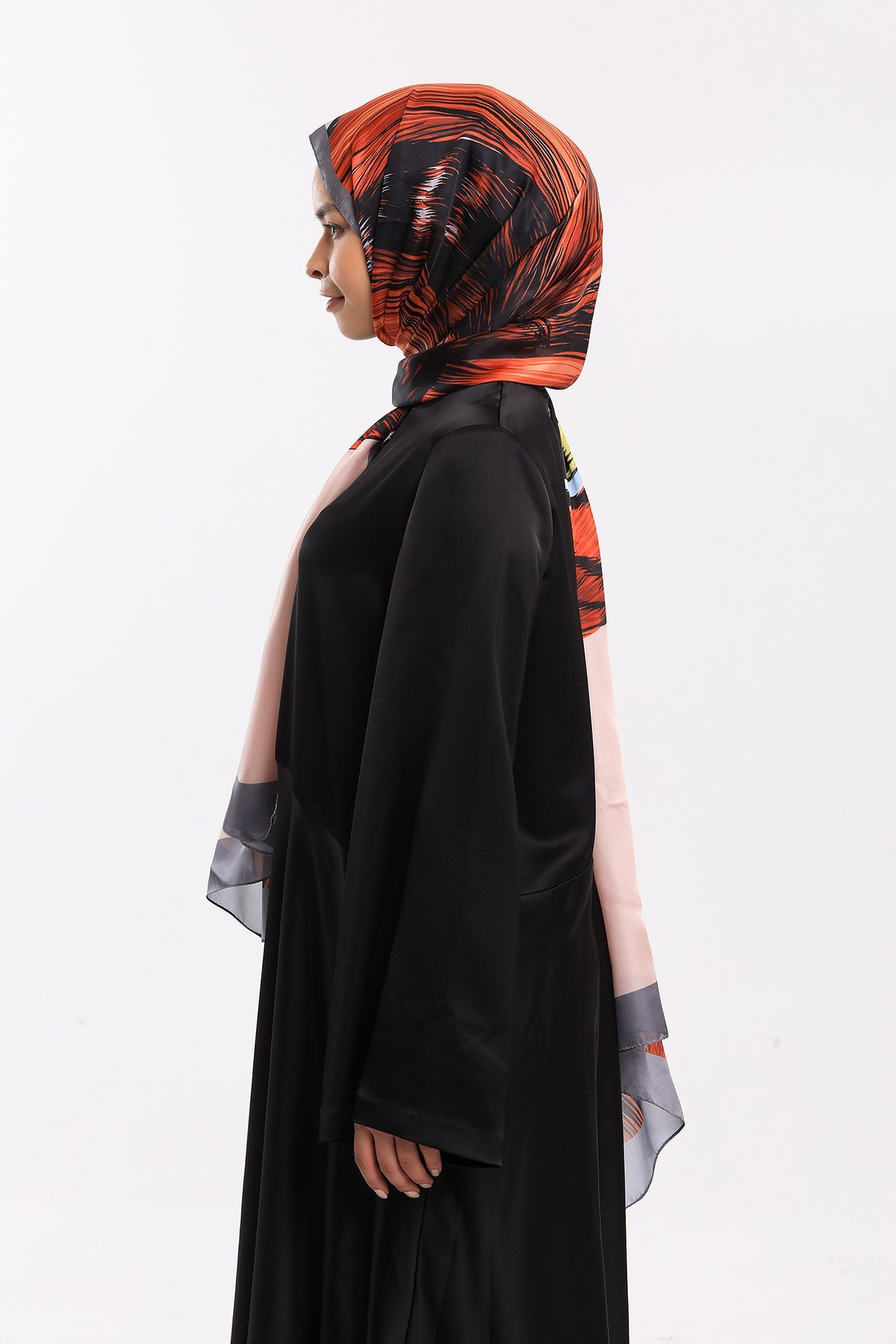 DORA SATEN SERİ ŞALKelebek Desen Dora Saten Seri Şal Askısı İle Birlikte 75x200