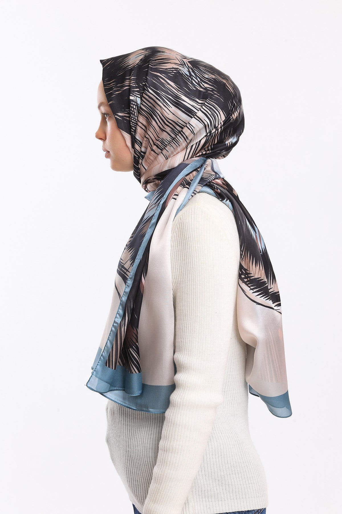 DORA SATEN SERİ ŞALKelebek Desen Dora Saten Seri Şal Askısı İle Birlikte 75x200