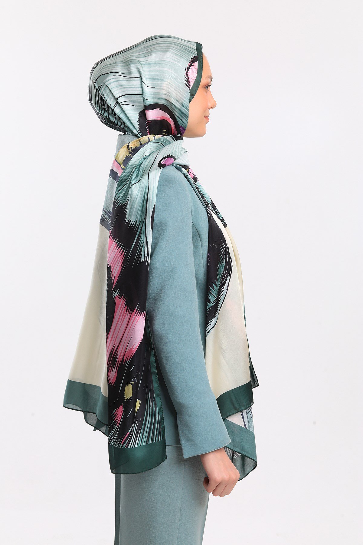DORA SATEN SERİ ŞALKelebek Desen Dora Saten Seri Şal Askısı İle Birlikte 75x200