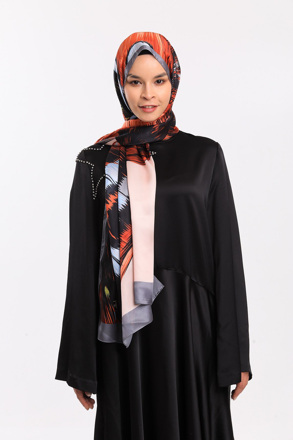 DORA SATEN SERİ ŞALKelebek Desen Dora Saten Seri Şal Askısı İle Birlikte 75x200