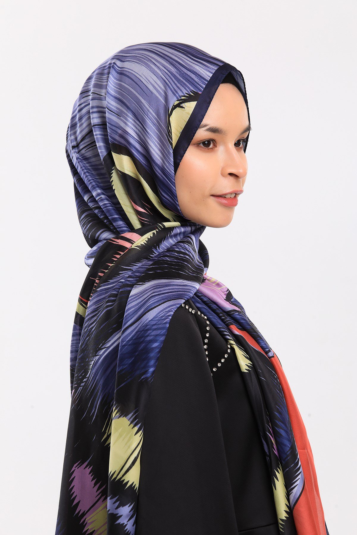 DORA SATEN SERİ ŞALKelebek Desen Dora Saten Seri Şal Askısı İle Birlikte 75x200