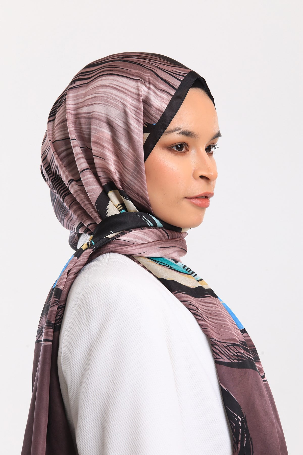 DORA SATEN SERİ ŞALKelebek Desen Dora Saten Seri Şal Askısı İle Birlikte 75x200