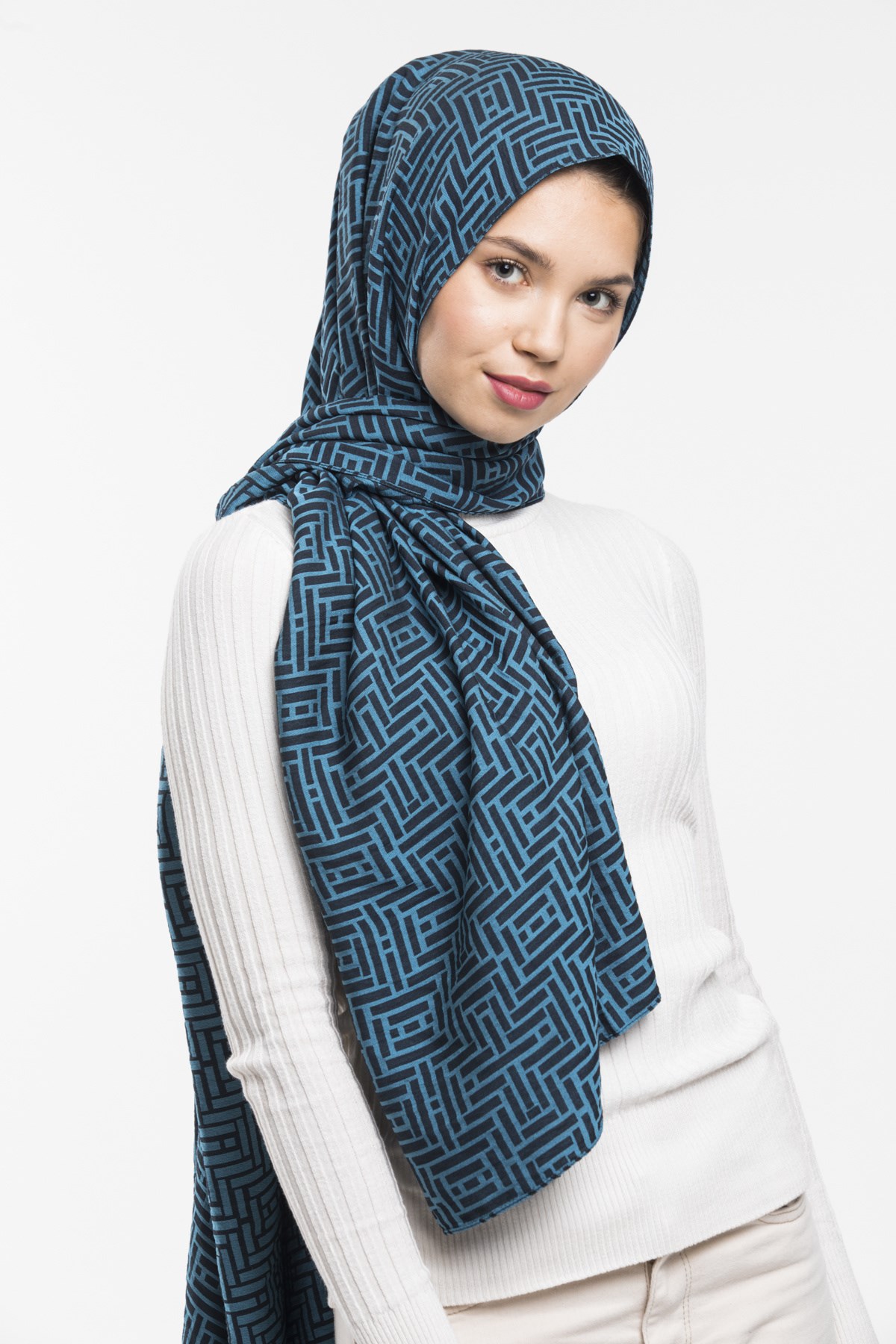JAKARLI MODAL ŞALJAKAR Desen Jakarlı Modal Seri Şal Askısı ile Birlikte 75x200 cm